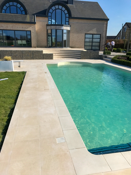 Créer la piscine de vos rêves avec du carrelage ou de la mosaïque