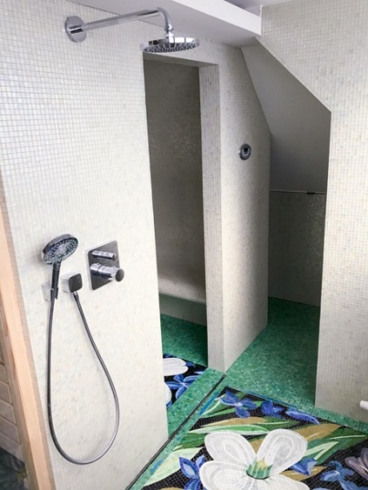 Placement de mosaïques dans un hammam