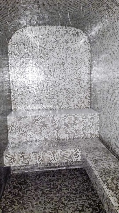 Placement de mosaïques de verre dans un hammam