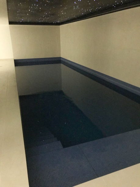 piscine avec toit etoile