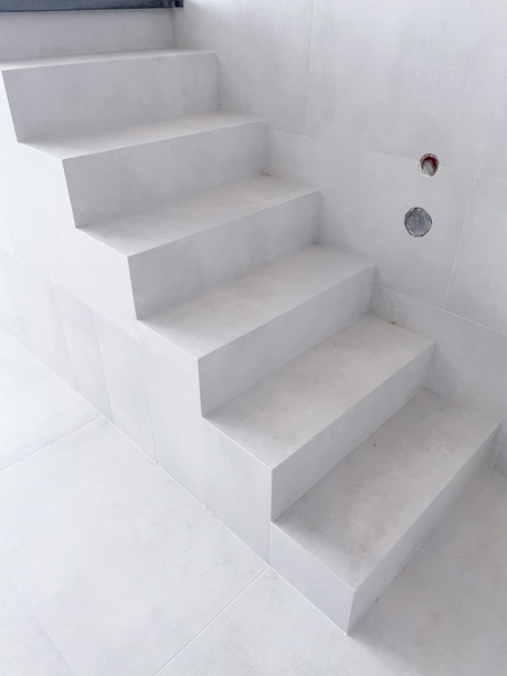 realisation escalier piscine imitation beton clair
