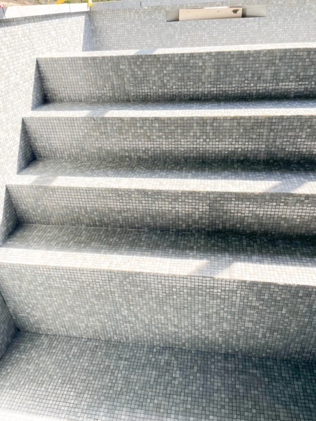 escalier piscine mosaiques murano gris