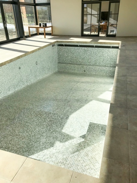 realisation de piscine mosaiques de verre transparent