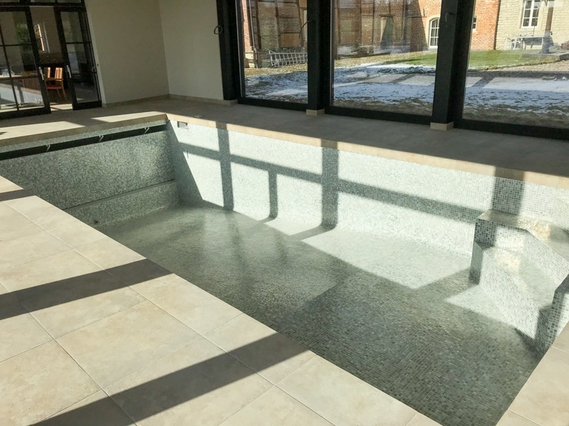 realisation piscine mosaiques pate verre transparente