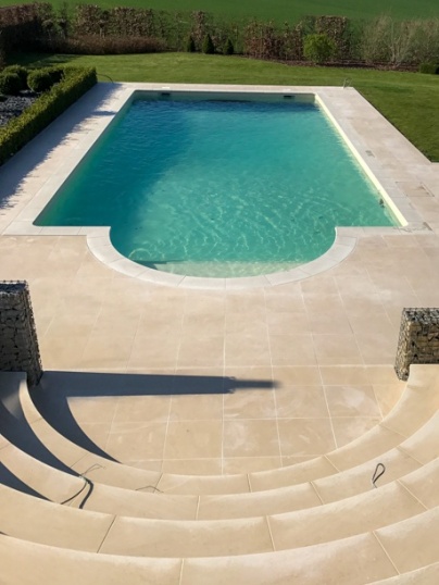 Piscine avec terrasse en pierre de France