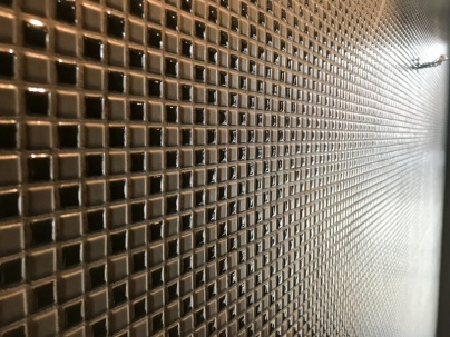 Réalisation du mur d’entrée du restaurant Hotel Martin's en mosaïques de céramiques