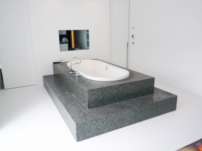 Réalisation d’une structure de bain en podium et d'une tablette de lavabo, ainsi que la banquette en mosaïques de verre