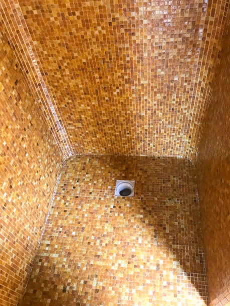 finition douche en mosaiques verre orange