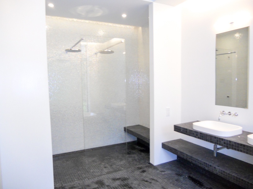 salle de bain mosaiques de marbre noir veilli