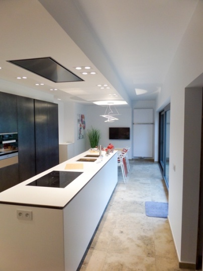 Création d'une cuisine avec 3 structures de plafond suspendu et sol en pierre Allemande (jura gris)