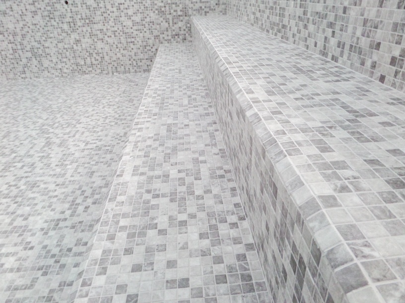 detail escalier piscine mosaiques