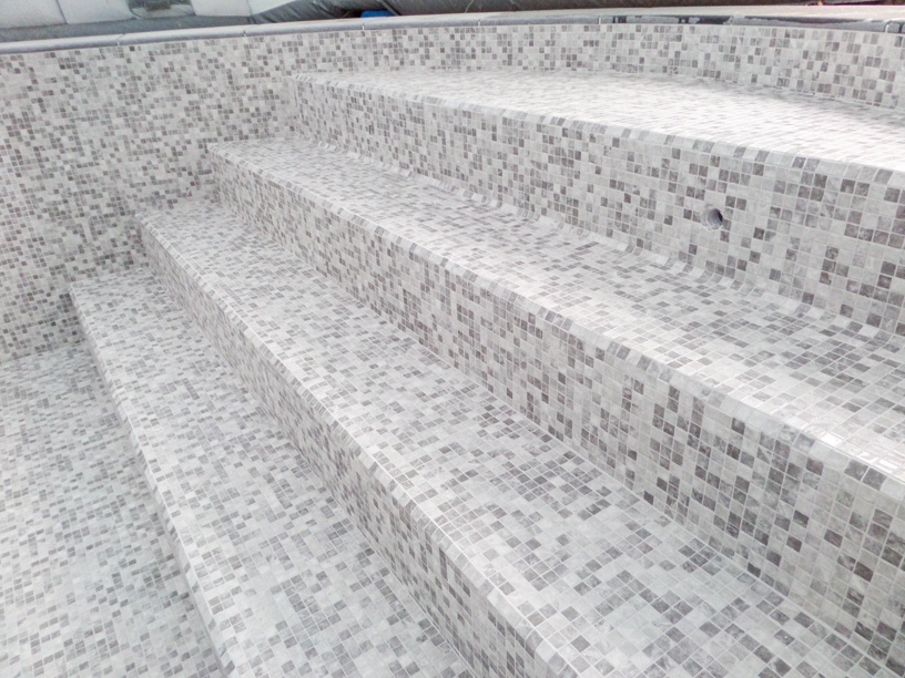 escalier piscine mosaiques