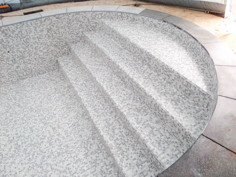 piscine en mosaiques avec escalier