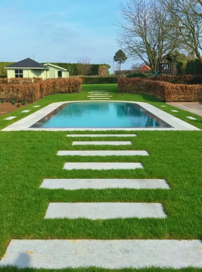 Réalisation d'une piscine extérieure à débordement avec mosaïques de verre