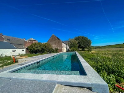 Construction de piscine extérieure en mosaïques